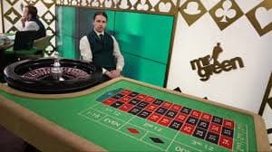 বাংলাদেশি খেলোয়াড় মোবাইলে r15m স্লটস গেম উপভোগ করছেন